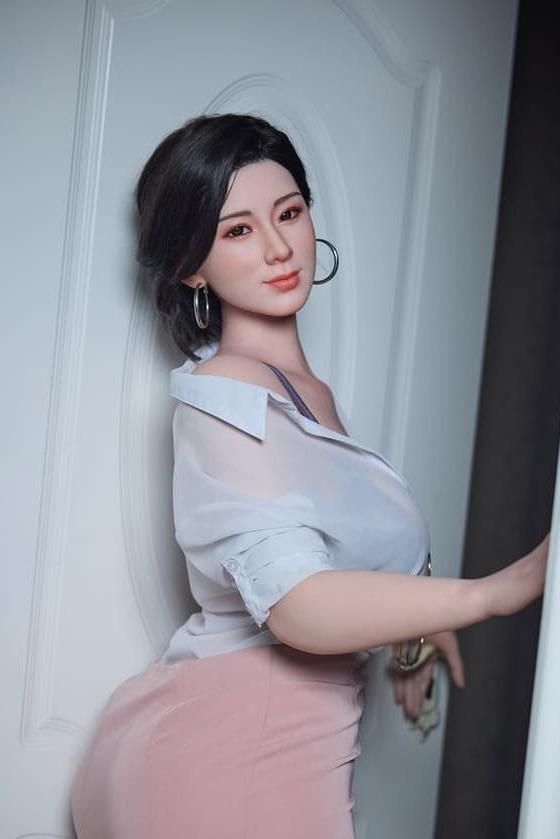 Hio realistic erotic doll with full curves, large buttocks, made of super soft silicone, 165cm tall.